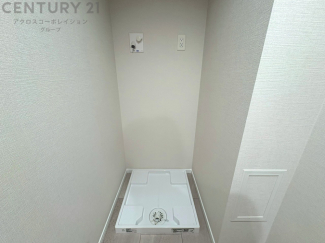 洗濯物の仕分け作業がしやすく、整理整頓が容易になります。洗濯音や湿気を他の部屋に持ち込まず、生活環境を快適に保ちます。上部を活用すれば収納スペースを確保でき洗剤や洗濯用品の整理もしやすくなります。