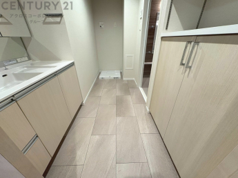 衣服の収納や脱ぎ着や整理整頓がしやすく、湿った衣類を乾燥させるスペースがありカビや臭いの発生を防ぎます。床の汚れを他の部屋に持ち込まず清潔を保つことができます。また快適な入浴環境の整備にも役立ちます。