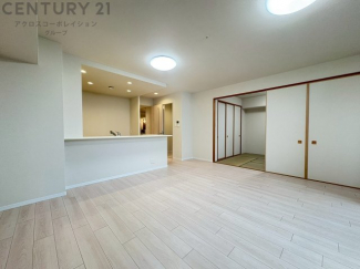 キッチン前のダイニングスペース　カウンターキッチンから料理の受け渡し等に便利です。ダイニングセットを置いても十分な広さを確保。