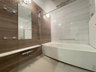 ユニットバスは省スペースでありながら、シンプルな設計と使いやすさを備え、簡便なメンテナンスが可能です。またミラー・小物置き場もあり便利です。