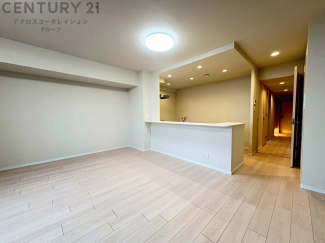 リビングダイニングは家族や友人とのコミュニケーションを楽しむ場所でくつろぎながら食事や会話を楽しめ、多目的に利用できリラックスできる空間です。家庭内の中心として機能し、快適な生活をサポートします。