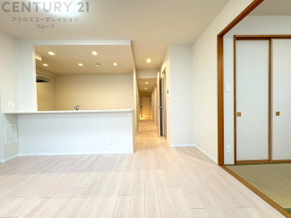 キッチン前のダイニングスペース　カウンターキッチンから料理の受け渡し等に便利です。ダイニングセットを置いても十分な広さを確保。