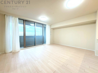 キッチン前のダイニングスペース　カウンターキッチンから料理の受け渡し等に便利です。ダイニングセットを置いても十分な広さを確保。