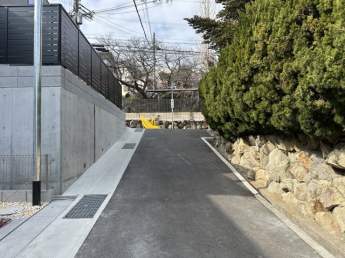 【前面道路含む現地写真】