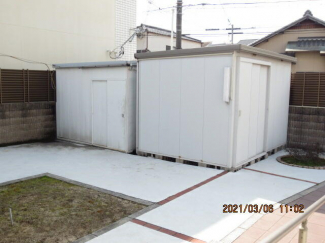 敷地内の車庫と物置