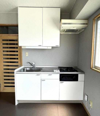 吊り下げキッチン棚も備え付けております。