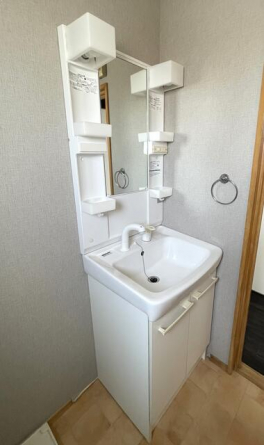 独立洗面所です。隣に洗濯機がおけるようになってます。