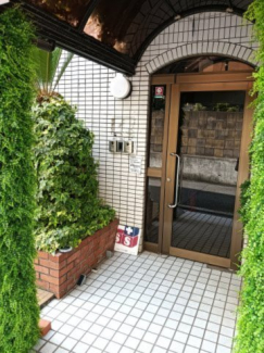 正面は校舎の塀なので「お向かいさん」の視線が気になりません