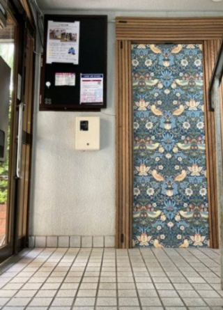 オートロックの内部です。壁のクロスはモリスの「苺泥棒」です。