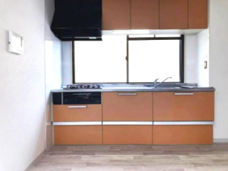 使いやすいシステムキッチンです。ガスコンロは３口です。