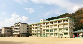 松山市立湯山小学校まで1194m