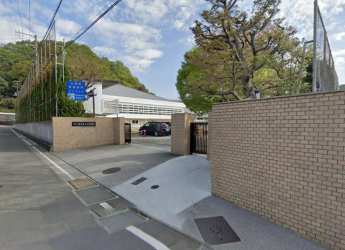 松山市立湯山中学校まで38m