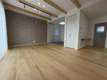 ダイニング奥の収納　ストックの食材なども仕舞っておけます。