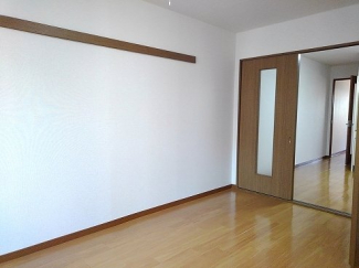 明るい色調の室内です