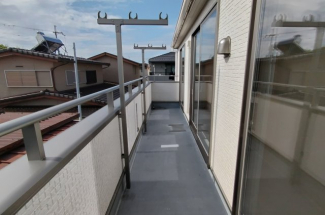 暖かな日差しのふりそそぐバルコニー