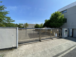 朝霧小学校まで約550ｍ