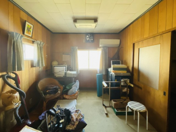 落ち着いた色調の洋室です