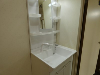 独立洗面台付きで朝のセットに便利です。