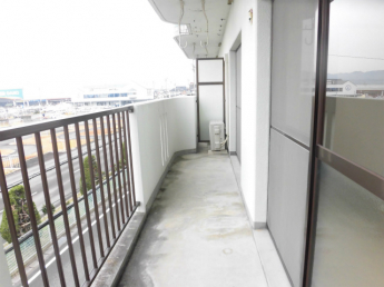 日当たりがよく広々としたバルコニーです☆