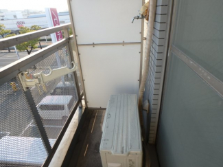 バルコニーに洗濯機を置くタイプのお部屋です。