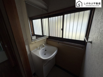 シャワー水栓付き、独立洗面台となります。