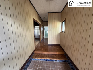 太陽の自然な光が差し込む明るい玄関。