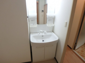 ゆったりとスペースのある洗面所