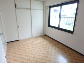 落ち着いた色調の寝室です