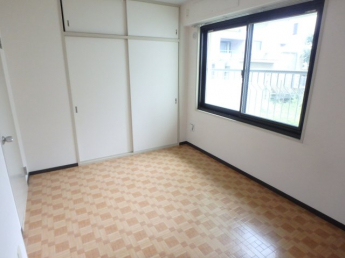 落ち着いた色調の寝室です