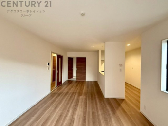 リビングダイニングは家族や友人とのコミュニケーションを楽しむ場所でくつろぎながら食事や会話を楽しめ、多目的に利用できリラックスできる空間です。家庭内の中心として機能し、快適な生活をサポートします。