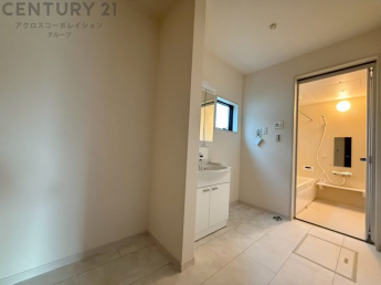 衣服の収納や脱ぎ着や整理整頓がしやすく、湿った衣類を乾燥させるスペースがありカビや臭いの発生を防ぎます。床の汚れを他の部屋に持ち込まず清潔を保つことができます。また快適な入浴環境の整備にも役立ちます。