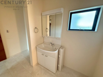 化粧品や洗顔料、歯ブラシなどの必需品をまとめて置ける収納スペースがあり、使用するたびに取り出す手間が省けます。また、水回りのため、濡れても大丈夫な素材が使用されており、お手入れが簡単です。