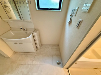 洗濯物の仕分け作業がしやすく、整理整頓が容易になります。洗濯音や湿気を他の部屋に持ち込まず、生活環境を快適に保ちます。上部を活用すれば収納スペースを確保でき洗剤や洗濯用品の整理もしやすくなります。