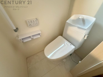 温水洗浄便座付トイレは温水洗浄機能により、暖かい水でおしりを洗浄することができ、冷たい水を使う従来の便座に比べ、温水洗浄機能で暖かいトイレを提供し、快適な使用を可能にします。