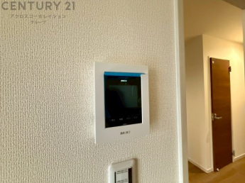 訪問者が来たときにテレビ画面で確認できるため、安心してドアを開けられます。録画機能があるものもあり、留守中に来訪者を記録しておくことができます。利便性が高く、セキュリティ面でも安心です。