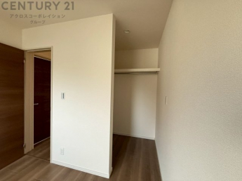 ウォークインクローゼットは、歩いて入れるタイプの収納スペースで、衣類や小物を整理しやすいのが特徴です。一般的なクローゼットよりも広く、収納力が高いため、家の中をすっきり保つのに役立ちます。