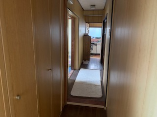 1階の廊下　玄関から見たところです