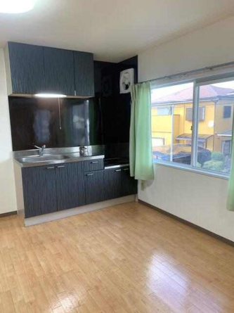 広々としたスペースに、シックな黒を基調としたお洒落なキッチン