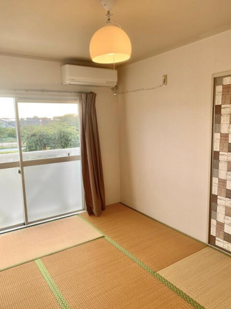 小窓があるシンプルなデザインの和室になります