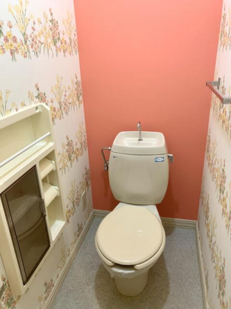 デザインクロスのベーシックなトイレ