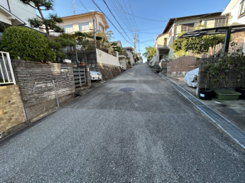 前面道路含む現地写真です