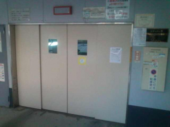 入口電動シャッター