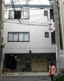 前向き入庫・内部ターンテーブルで回転し前向き出庫