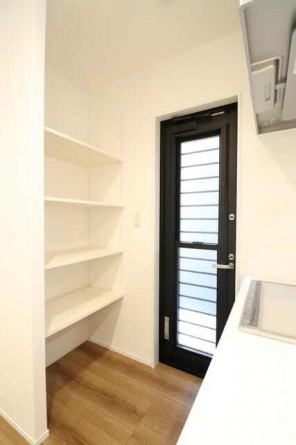 【施工例】キッチン奥にはパントリーがあり、お米や飲料水など買