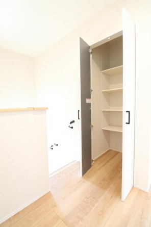 【施工例】ホール収納には、トイレットペーパーや掃除道具が置け