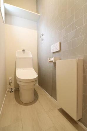 【施工例】トイレは１階、２階に設置。便座はフチ無し形状でサッ