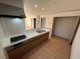 弊社施工例　キッチンの引き出しはうれしい大容量！横には幅広の