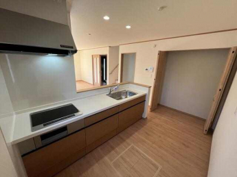 弊社施工例　キッチンの引き出しはうれしい大容量！横には幅広の