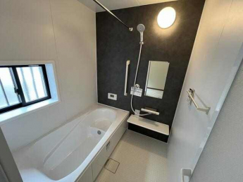 弊社施工例　足を伸ばしてもゆったりできるバスルーム♪浴槽内に