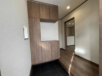 弊社施工例　高級感・清潔感のある玄関収納。かっこいい玄関が毎